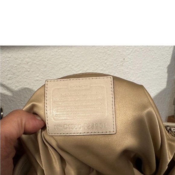 Coach crossbody purse cream color.Didn’t work for me I’m disabled and to small. - Picture 3 of 4